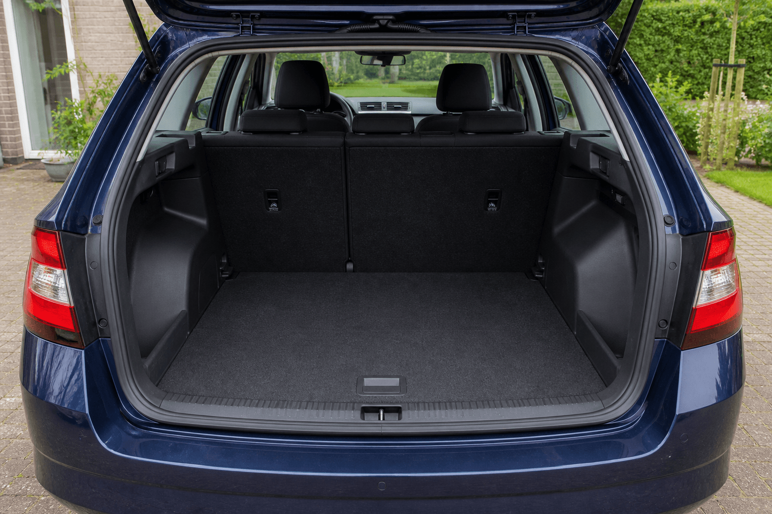 Schoon interieur en open bagageruimte van een alledaagse gezinsauto